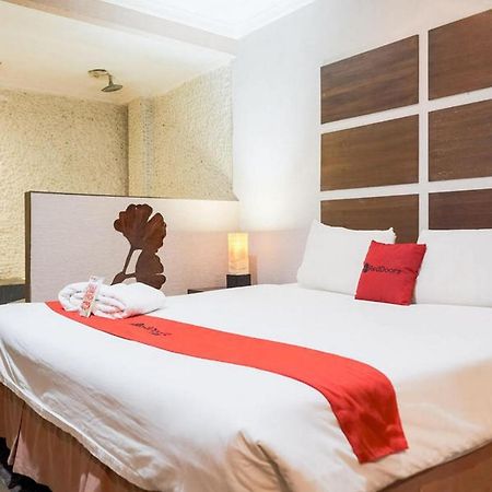 Hotel RedDoorz near WaterBoom Lippo Cikarang Esterno foto