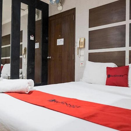 Hotel RedDoorz near WaterBoom Lippo Cikarang Esterno foto