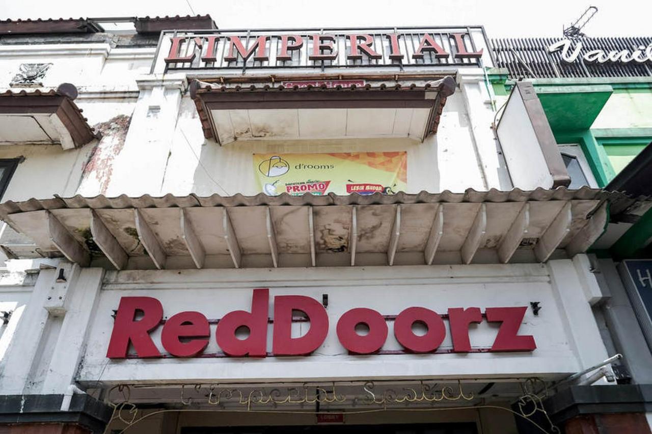 Hotel RedDoorz near WaterBoom Lippo Cikarang Esterno foto