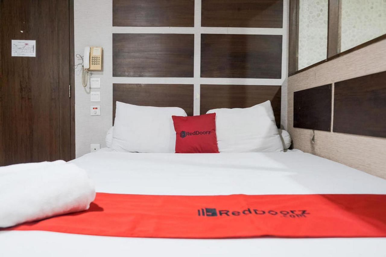 Hotel RedDoorz near WaterBoom Lippo Cikarang Esterno foto