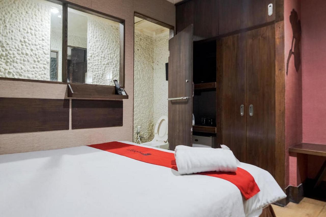 Hotel RedDoorz near WaterBoom Lippo Cikarang Esterno foto