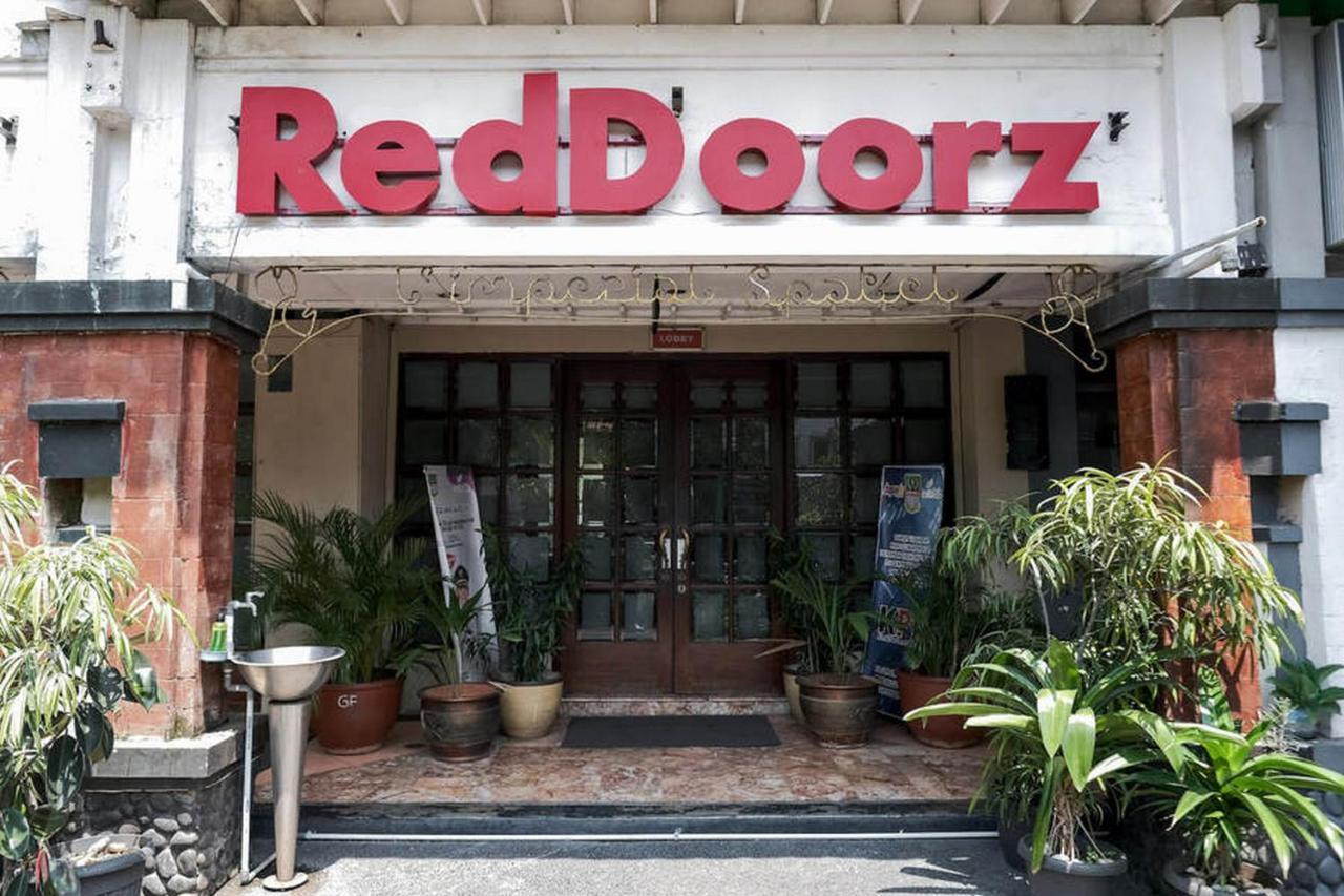 Hotel RedDoorz near WaterBoom Lippo Cikarang Esterno foto